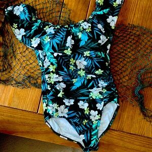 NWT ONE PIECE SWIM SUIT